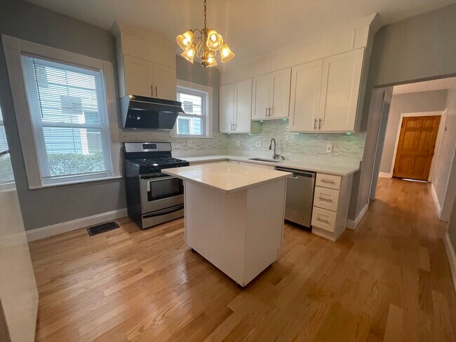 Building Photo - 24 Litchfield St Unit 1 Rental