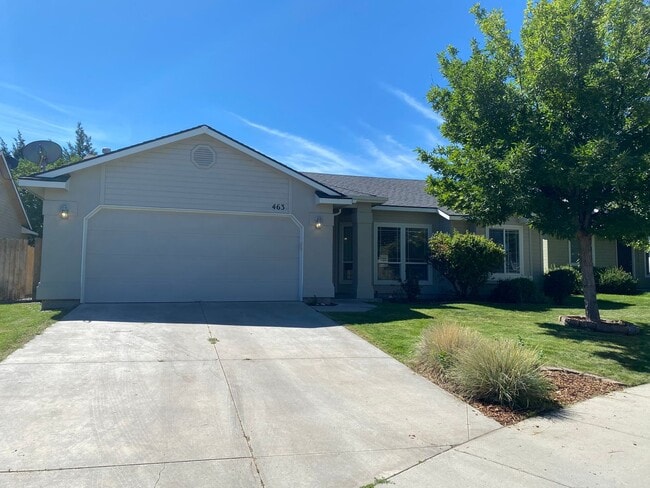 Building Photo - Great location, 3 bedroom house with large...