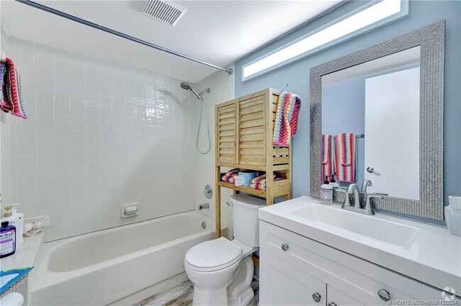 Building Photo - 1965 SW Silver Pine Way Unit 118D Rental