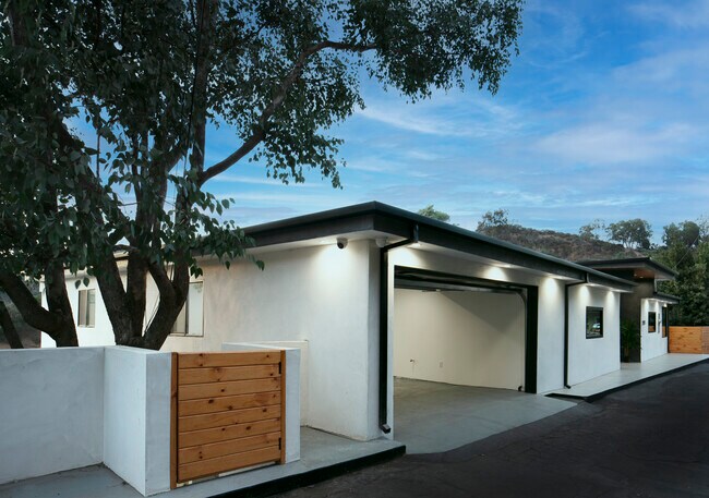 Photo - 2515 Thames St