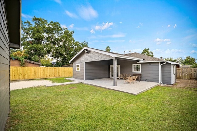 Photo - 515 Foxglove Ln