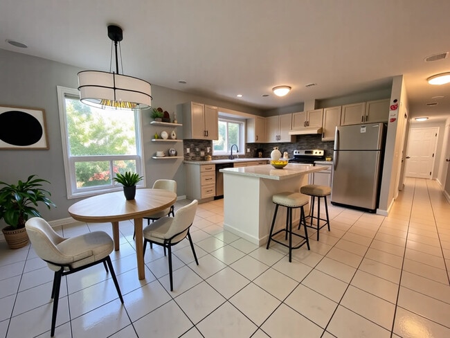 Building Photo - Spacious Main Floor 3 Bed/2 Bath Suite Unit 1