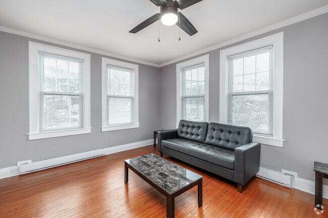 1 habitación, 1 baño - 800 pies cuadrados - Sala de estar - Commodore Apartments