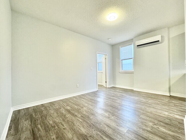 Photo - 43-43 Division St