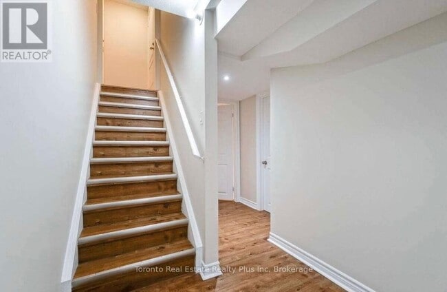 Photo - 42 Crystalview Crescent
