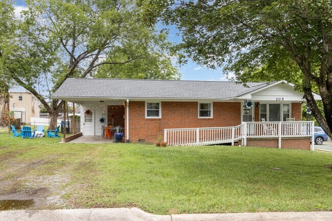 Photo - 205 Sunset Dr