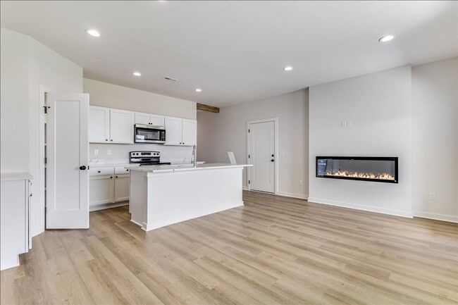 Photo - Beautiful Three Bedroom, Two Bathroom - Falcon Falls