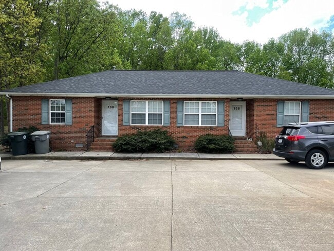 Building Photo - 136-138 LAMBERT DR Unit 138 LAMBERT DR