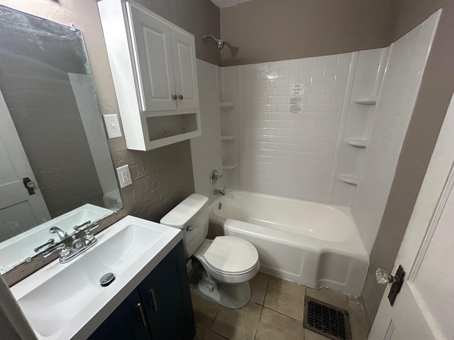 Photo - 735 Compton St