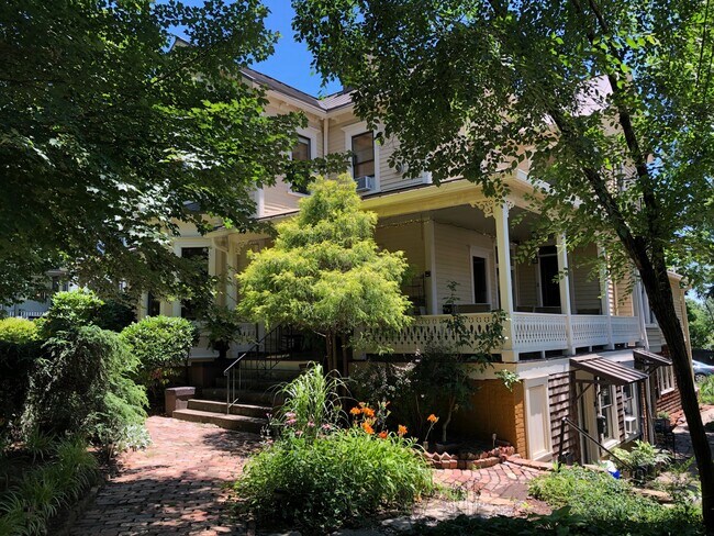 147 E Chestnut St Unit 06