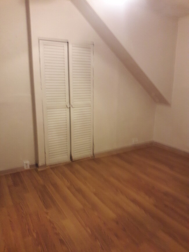 Photo - 3042 W Fletcher St Apartments