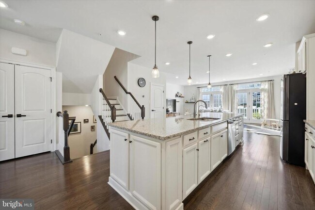 Photo - 831 Stonecliffe Rd