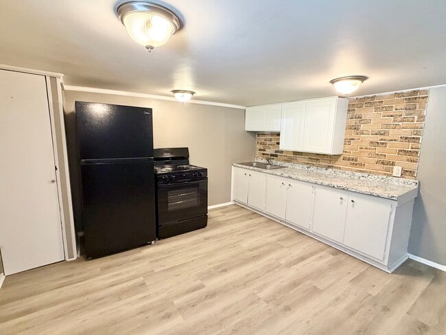 Building Photo - 2570 Sanger Ln Unit C