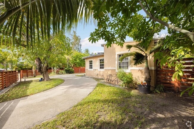 Building Photo - 6401 SW 63rd Ct Rental