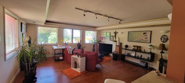 Living area - 308 Quinnhill Rd House