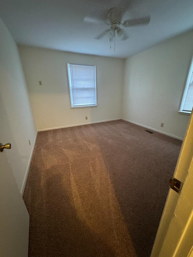 Photo - 208 Westhill Dr