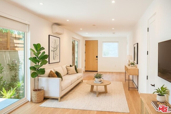 Building Photo - 10821 Morrison St Unit 3 Rental