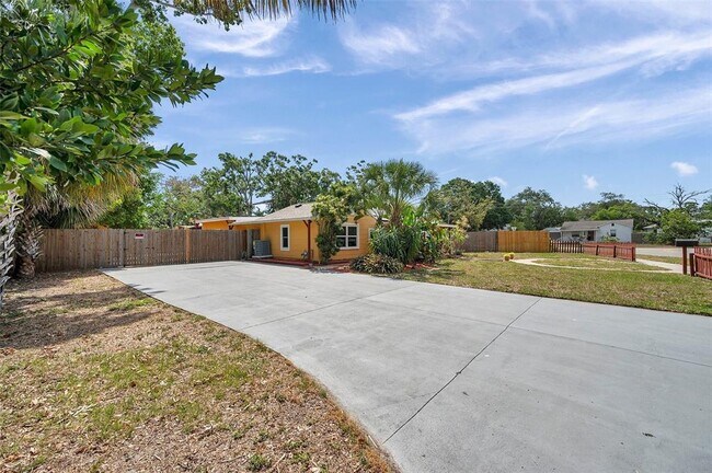 1111 32nd St N House House Rental - Image 