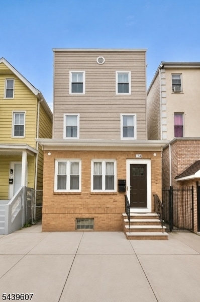 Building Photo - 154 Garside St Unit 2