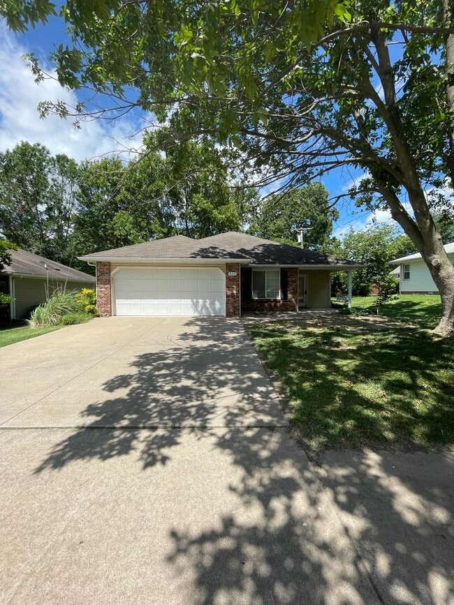 Photo - Super Nice 3bed, 2bath house with 2 car garage in Central Location