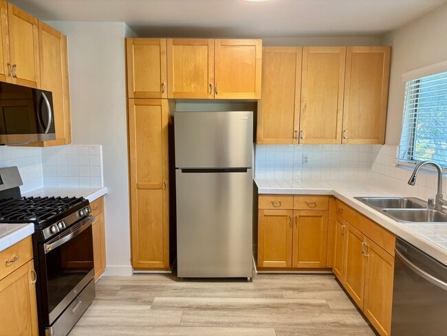 808-812 Westmount Dr Unit 812-17