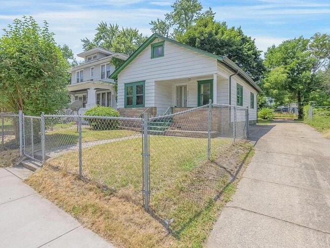 Building Photo - 2121 Kemble Ave Rental