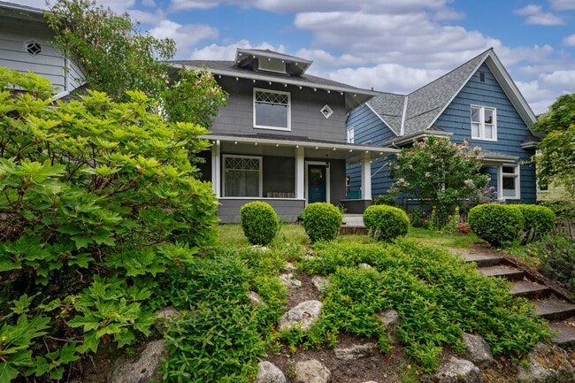 Building Photo - Charming & Spacious 4-Square 3 BR/1.75 BA ... Rental