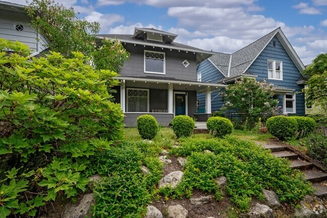 Building Photo - Charming & Spacious 4-Square 3 BR/1.75 BA ... Rental