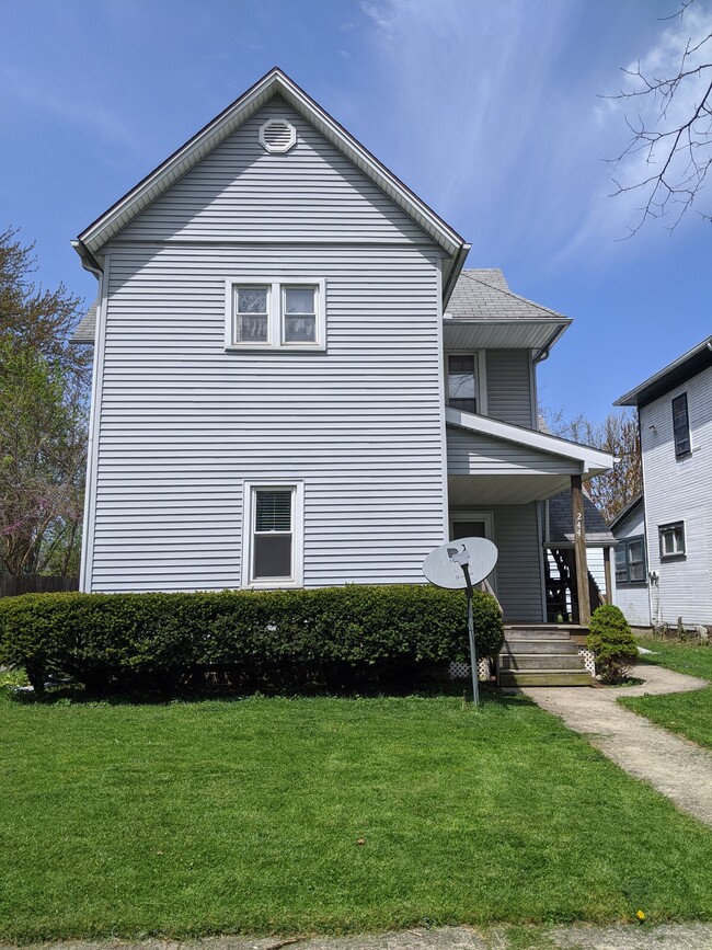 Building Photo - 244 W 7TH ST Unit 244 1-2 W 7th St Rental
