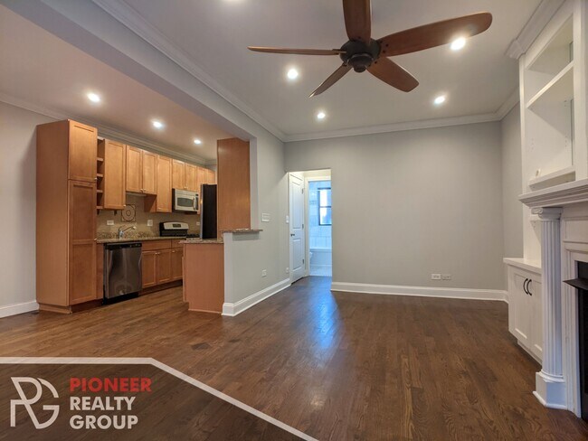 Photo - 736 W Addison St