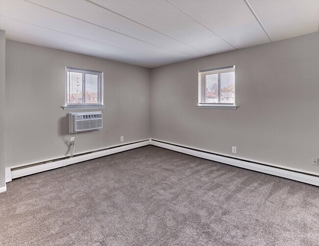 Eldorado - Bedroom with carpet flooring