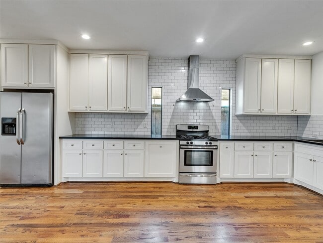 Building Photo - 4730 Bell St Rental