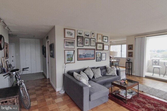 Building Photo - 4515 Willard Ave Unit 1604S