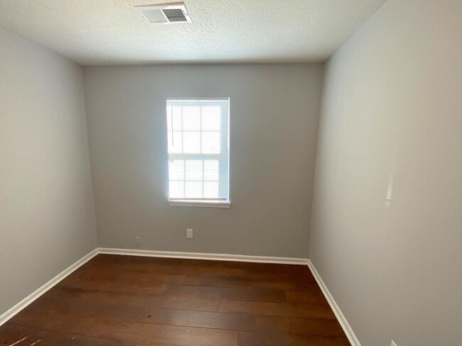 Photo - 896 Leacrest Ave