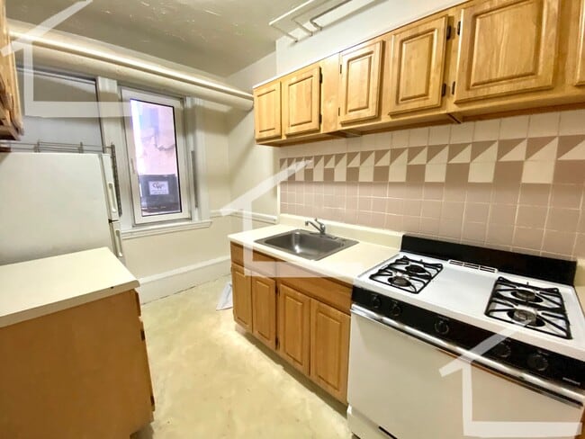 Building Photo - Charming 2 Bedroom-No Broker Fee