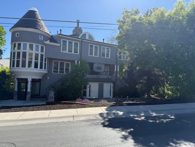 Building Photo - 1402 Empire Ave Unit D3 Rental