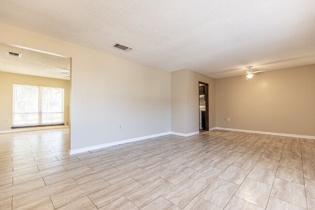 Photo - 2943 Keslake St