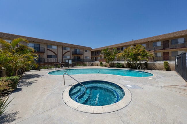 Photo - London Arms -14100-14030 CHADRON AVE