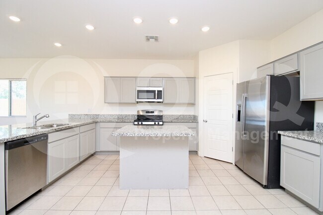 Photo - 744 E Diamond Dr