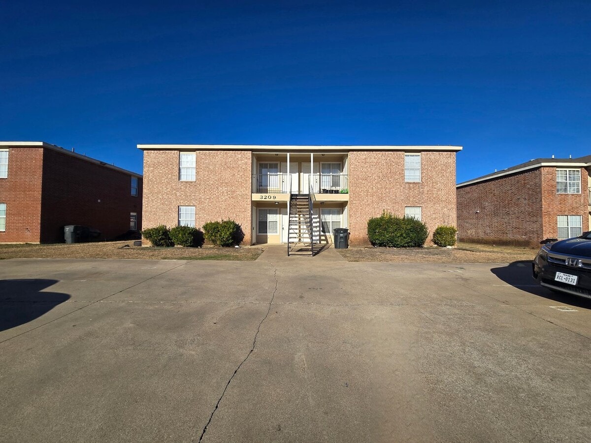 RENT SPECIAL OF $300 OFF OF 1ST FULL MONTH OF RENT WITH IMMEDIATE MOVE-IN - RENT SPECIAL OF $300 OFF OF 1ST FULL MONTH OF RENT WITH IMMEDIATE MOVE-IN Unit 3209 Toledo Drive -  C