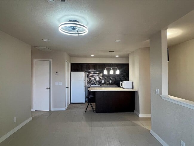 Building Photo - 14405 N Pennsylvania Ave Unit 6 Q