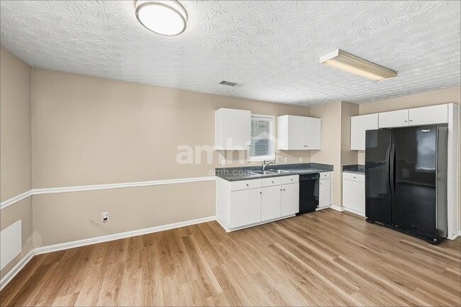 Photo - 20 Kentshire Pl NW