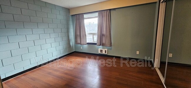 Photo - 1292-1292 Lawrence Ave