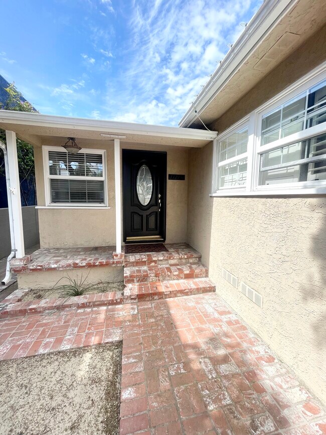 Front door/front entry - 1121 9th St Apartments Unit B