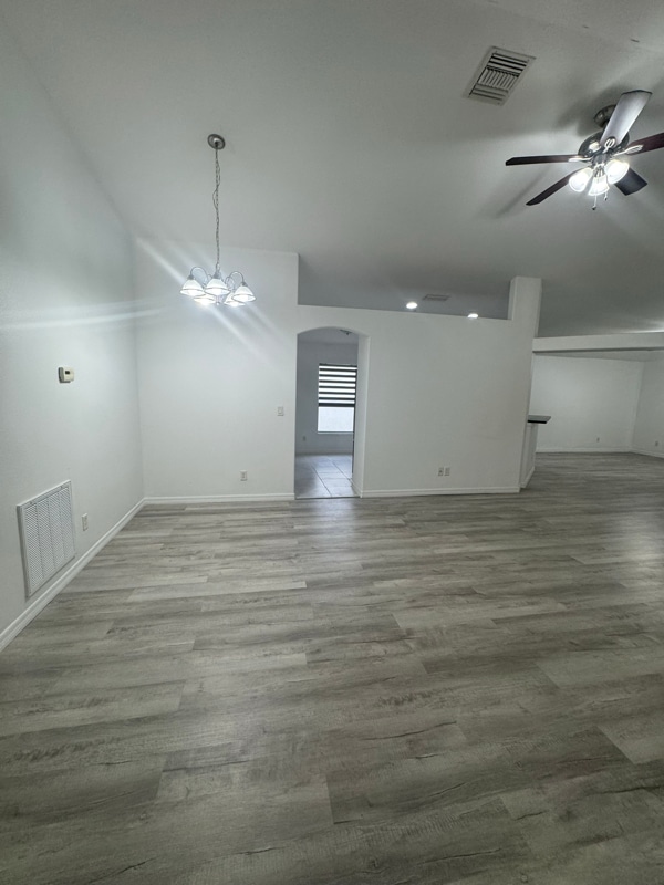 Photo - 833 Greenleaf Cir