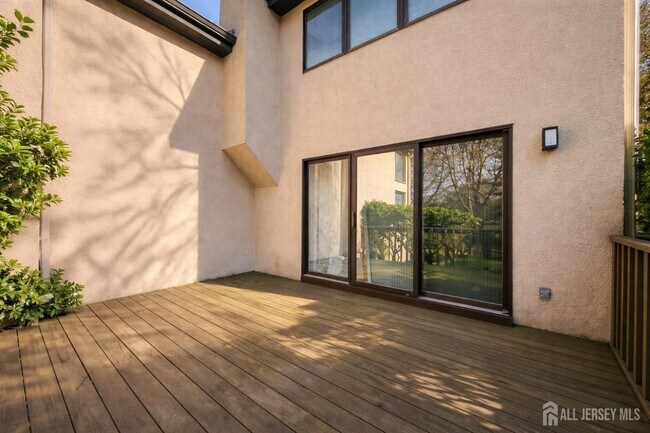 Photo - 537 Sayre Dr