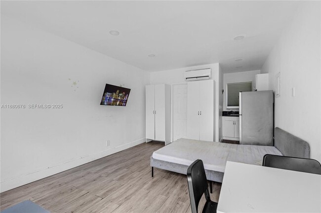 Building Photo - 110 NW 9th Ave Unit 3