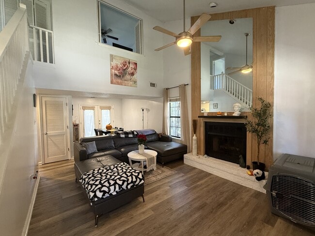 Photo - 151 Holland Park Cir