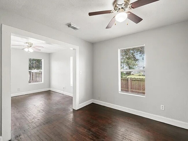 Photo - 3101 Illinois St