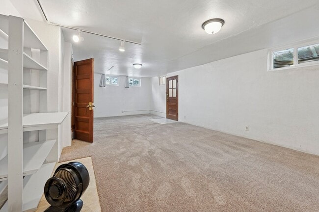 Building Photo - 1318 E Willamette Ave Unit 1318 E Willamette Lower